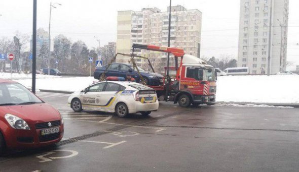 В Святошинском районе эвакуируют авто "героя парковки"