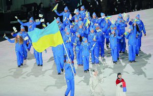 Біатлоністка 31-річна Олена Підгрушна — олімпійська чемпіонка 2014-го, несла прапор України на церемонії відкриття ХХІІІ зимових Олімпійських ігор. Відбулася в корейському Пхьончхані 9 ­лю­того. Від України там виступлять 33 атлети. Збірну Росії відсторонили від Ігор за вживання тамтешніми спортсменами допінгу, що контролювалося керівництвом країни. Посланці Кремля пройшли стадіоном під олімпійським прапором. Вони змагатимуться як олімпійські атлети з Росії. Під час церемонії сестра лідера Північної Кореї Кім Чен Ина потиснула руку президенту Південної Мун Джеїну. Зустріч представників двох частин півострова відбулася вперше з 1950 року. Головною ”родзинкою” заходу став вихід Піта Тауфатофуа — прапороносця Тонги. Він з’явився з голим торсом за температури -1°С.