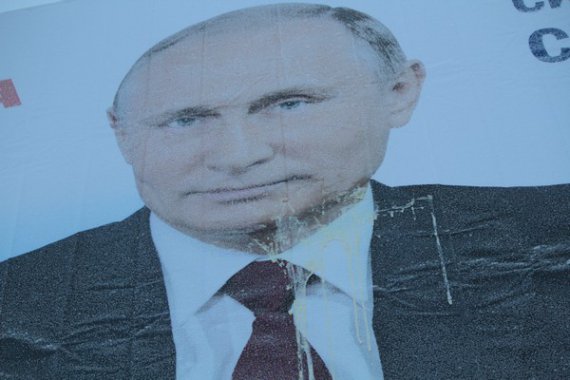 Баннер Владимира Путина забросали яйцами