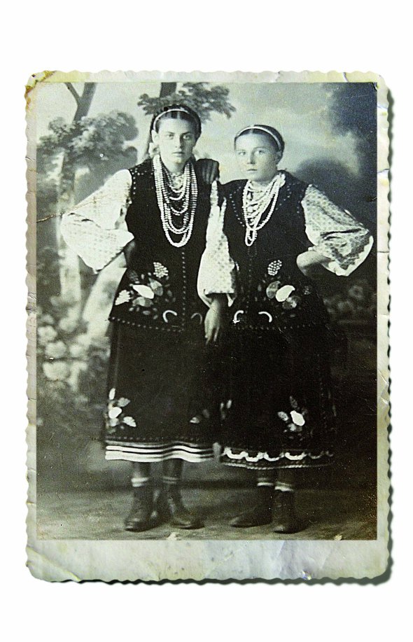 Катерина Меліш (праворуч) із двоюрідною сестрою Зонею, 1940 рік