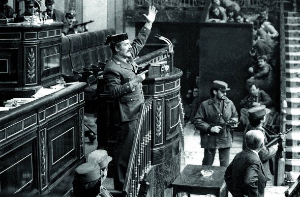 Підполковник Цивільної гвардії Іспанії Антоніо Техеро стоїть на трибуні парламенту в Мадриді 23 лютого 1981 року. Він із солдатами зайшов до зали засідань під час обрання глави уряду. Вистрелив кілька разів із пістолета у стелю й закликав запровадити військову диктатуру. Король Хуан Карлос розпочав силову операцію проти заколотників,  після чого гвардійці здалися. Техеро дали 30 років в’язниці. Відбув половину терміну і був помилуваний монархом