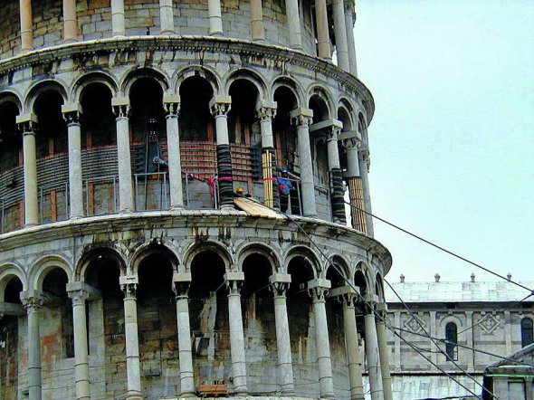 Будівельники кріплять канати, що вирівнюватимуть Пізанську вежу