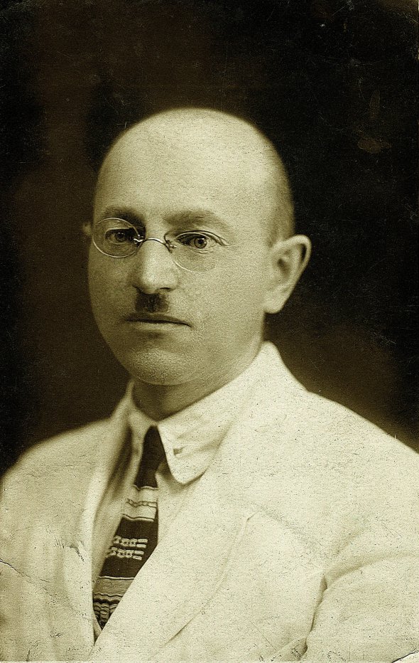 Валентин Отамановський – студент Віденського університету. 1918 року за дорученням видавництва ”Вернигора” виїхав із Києва у Відень для організації видання українських підручників для шкіл. Крім видавничої діяльності, зміг закінчити там юридичний факультет
