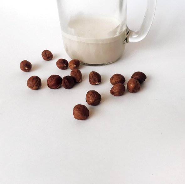 Рослинне молоко безлактозне, тому багато лікарів рекомендують його як джерело додаткових мікро і макроелементів. Фото: Христина Пеленьо