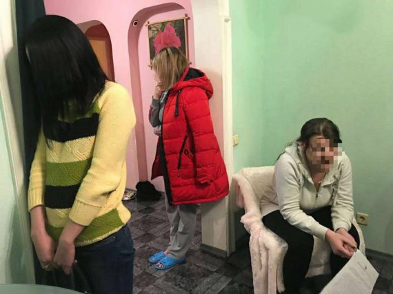 В Киеве задержали 4 сутенеров