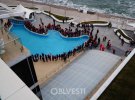 В День влюбленных в Одессе на пляже Ланжерон одновременно открыли 213 бутылок шампанского.