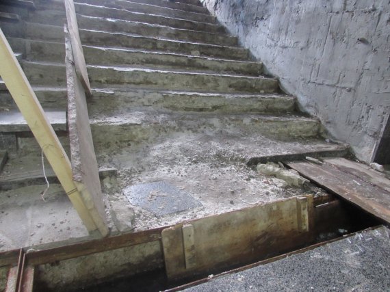В наиболее востребованных подземных переходах Полтавы ремонт продолжается более полугода. Горожане вынуждены пользоваться аварийными лестницами