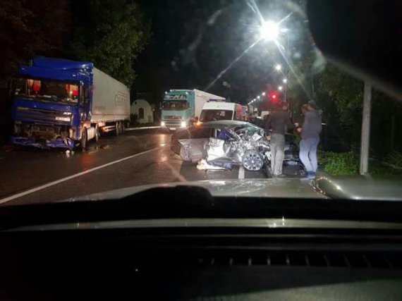 Автомобіль Volkswagen CC під керуванням 23-річного Руслана Савчука виїхав на смугу зустрічного руху і зіштовхнувся з вантажівкою. 