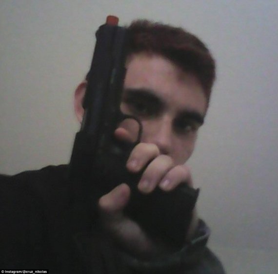 Николас Крус постил в соцсетях фото с оружием.