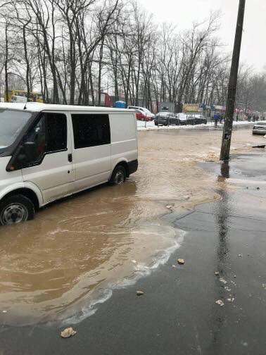 У Голосіївському районі вул. Лятошинського затопило холодною водою