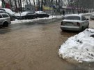 У Голосіївському районі вул. Лятошинського затопило холодною водою
