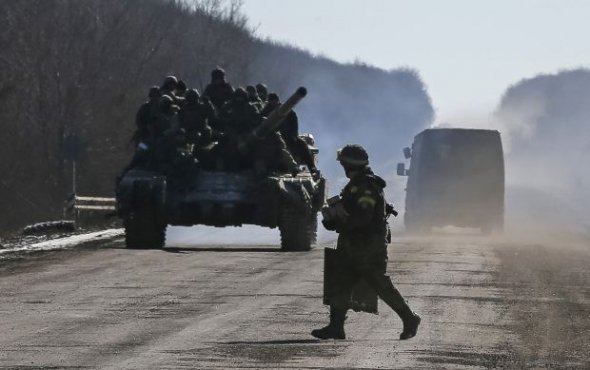 Выход из Дебальцево проходил в несколько этапов и длился несколько суток. Некоторые подразделения потеряли машины вследствие засад, которые устраивали российские боевики, и выходили пешком.