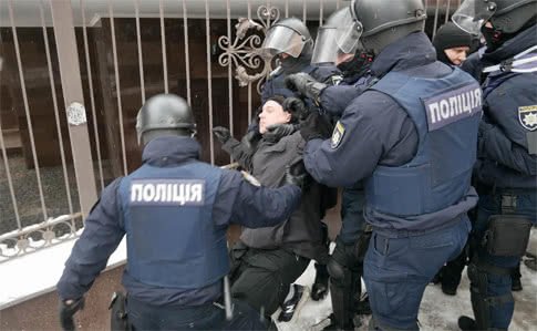 В результаті зіткнення біля будівлі Солом'янського районного суду Києва було підстрелено співробітника правоохоронних сил
