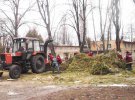 Комунальники провели утилізацію і переробку купи ялинок, які залишилися після свят