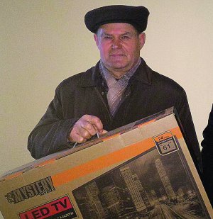 Киянин Юрій Горбань 40 років працював на хлібзаводі. Аби отримати виграш, завітав до редакції ”Газети по-­українськи”