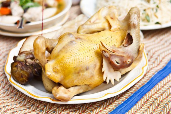 Курицу готовят вместе с ногами и головой