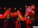 Два гигантских дракона, сшитые из ткани и подсвеченные изнутри, под китайскую музыку пронесли по улицам города.