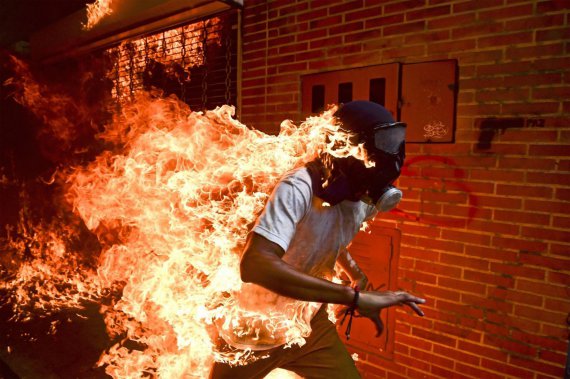 Категория "Фотография года": участник антиправительственных акций протеста в Каракасе, столице Венесуэлы