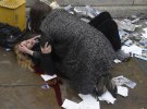 Категория "Фотография года": прохожая помогает женщине, которая пострадала во время теракта в Лондоне