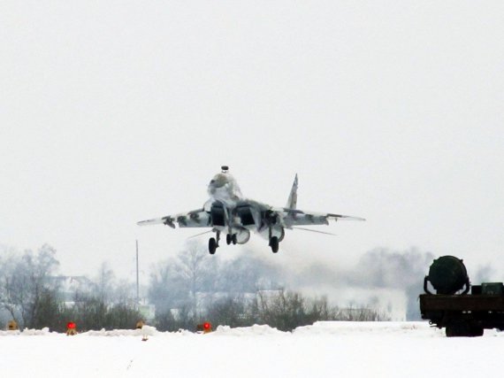 Наперекор зимней непогоде в Ивано-Франковской бригаде тактической авиации, проходят плановые полеты.