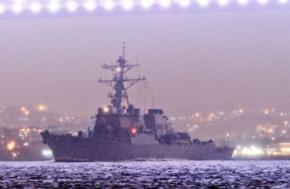 Ракетный эсминец Военно-морских сил США USS Ross вошел в Черное море