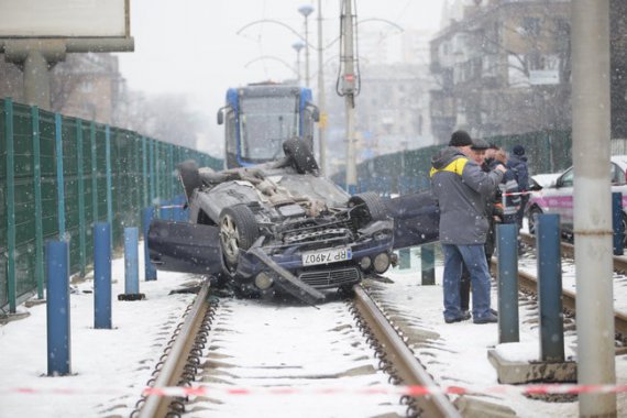 У Києві іномарка вилетіла на трамвайні рейки. Водій втік