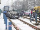 У Києві іномарка вилетіла на трамвайні рейки. Водій втік
