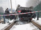 В Киеве иномарка вылетела на трамвайные рельсы. Водитель скрылся.