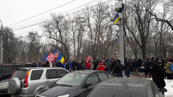 Митингующие подходят к парку им Шевченка организованными колонами