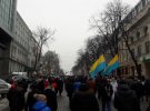 Мітингувальники йдуть вул Володимирською
