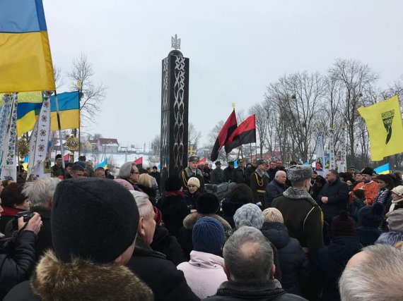 Пам'ятник виготовили з граніту висотою 3,5 м за кошти громади і благодійників.