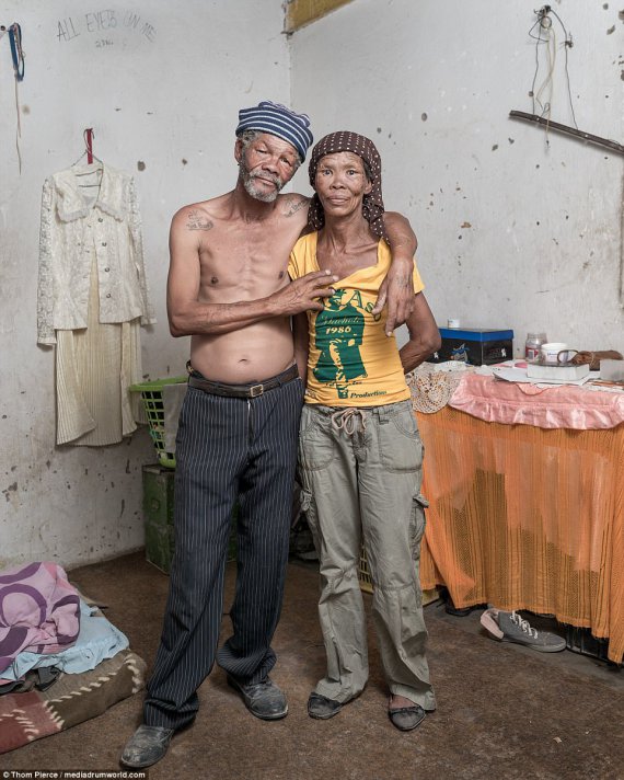 Британский фотограф Том Пирс опубликовал фото о жизнь народа хой сан в Южной Африке, чтобы сломать стереотип об этих людях как о "бушменов", которые якобы носят шкуры и охотятся на животных