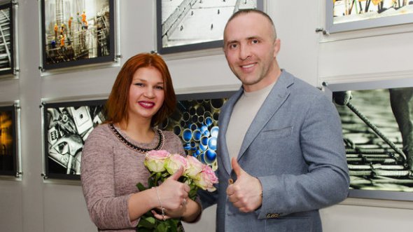 Победительница розыгрыша Оксана Левчина и управляющий партнер DIM group Александр Насиковский