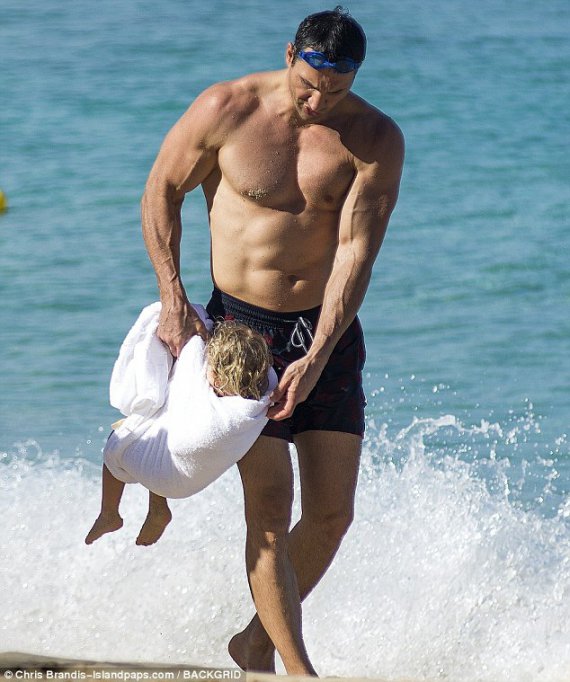 Владимир Кличко с дочкой на пляже