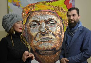 Художники Дарія Марченко та  Даніель Грін   створили портрет Трампа із дрібних монет 