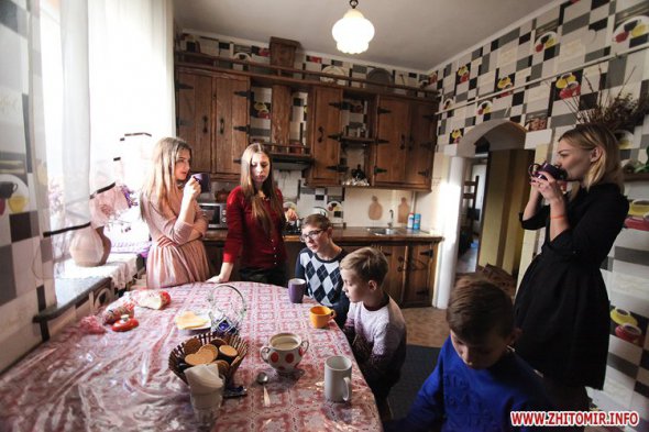 Светлана Зиляк вместе с семьей на кухне