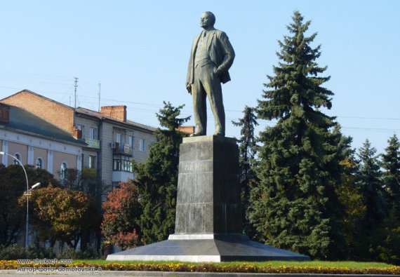 Памятник Леніна простояв на площі 54 роки