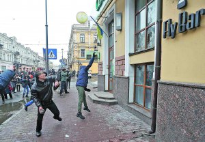 Члени Організації українських націоналістів закидали камінням ”Російський центр науки і культури” у Києві. Акцію провели 18 лютого