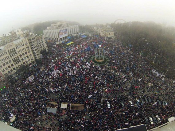 24 листопада, перший багатотисячний мітинг на Європейській площі