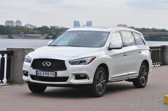 ”Інфініті QX60” оснащена біксеноновими фарами. Вони автоматично змінюють напрям світла. Кліренс машини — 18,7 сантиметра