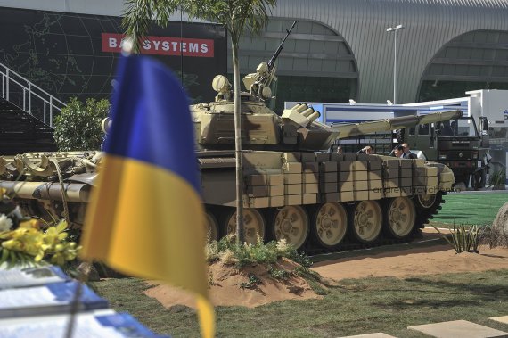 Модернизированный Украиной советский танк Т-72 на Международной выставке вооружений IDEX-2011 в Абу-Даби, Объединенные Арабские Эмираты