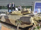 Перший зразок танка «Оплот» на Міжнародній виставці озброєнь IDEX-2011 в Абу-Дабі, Об'єднані Арабські Емірати 