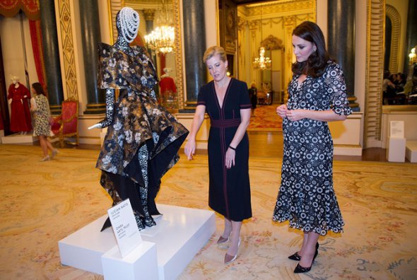 Герцогиня Кембриджская Кейт Миддлтон и графиня Уэссекская Софи устроили в Букингемском дворце прием для британской и американской модной тусовки