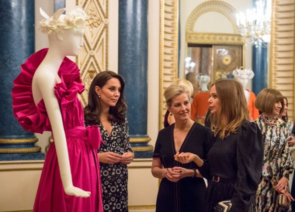 Герцогиня Кембриджская Кейт Миддлтон и графиня Уэссекская Софи устроили в Букингемском дворце прием для британской и американской модной тусовки
