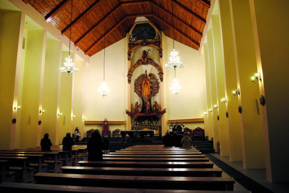 У костелі Матері Божої Фатімської в Довбиші Баранівського району на Житомирщині правлять понеділкову вечірню. Щонеділі на три служби приходять майже 700 вірян