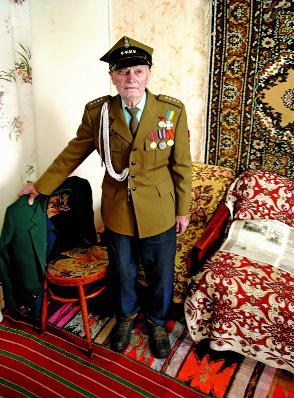 Францішек Яковчик стоїть у себе в хаті у строї капітана Армії Крайової. У польському підпіллі воював із 15 років