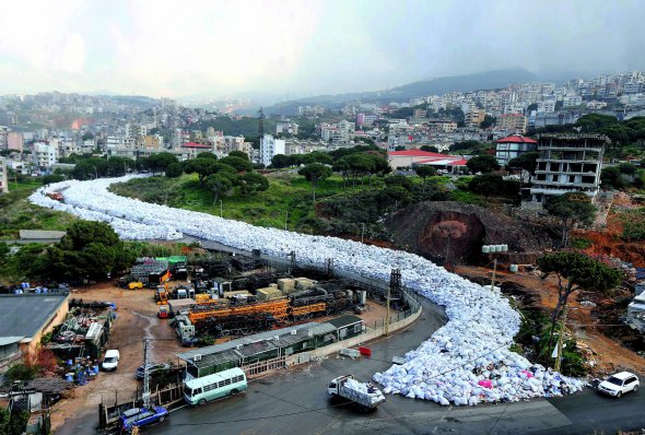 У ліванському місті Ель-Джудейда робітники прибирають пакети із заваленої сміттям вулиці. Позаторік волонтери запустили в соціальних мережах кампанію ”Ти смердиш” – проти стихійних звалищ. Вивезення сміття досі є однією з основних проблем у містах Лівану