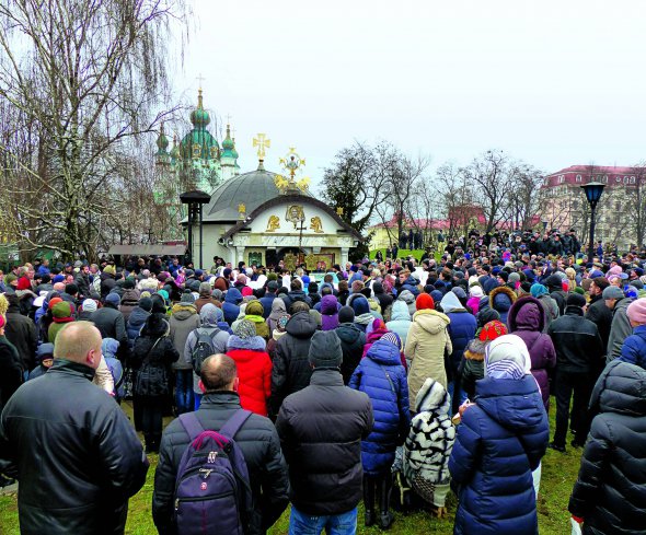 Майже 300 прихильників Української православної церкви Московського патріархату стоять 3 лютого 2018 року навколо будівлі біля руїн Десятинної церкви в центрі Києва. Просять не зносити так званий Десятинний монастир. Його оточили майже 1500 осіб – вимагають демонтувати незаконну споруду й випустити зі слідчого ізолятора архітекторів Олексія Шемотюка й Олександра Горбаня. Вони намагалися підпалити будівлю