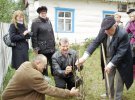 Микола Сингаївський садить дерево біля хати-музею Юхимовича в селі Сингаї Коростенського району на Житомирщині