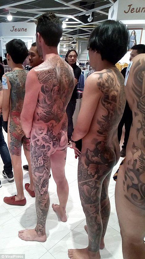 Участники тату-фестиваля в Таиланде разделись полностью